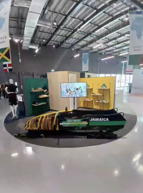 El pabellón exhibe un trineo de entrenamiento, también prestado por la Federación Jamaicana de Bobsleigh y Skeleton.