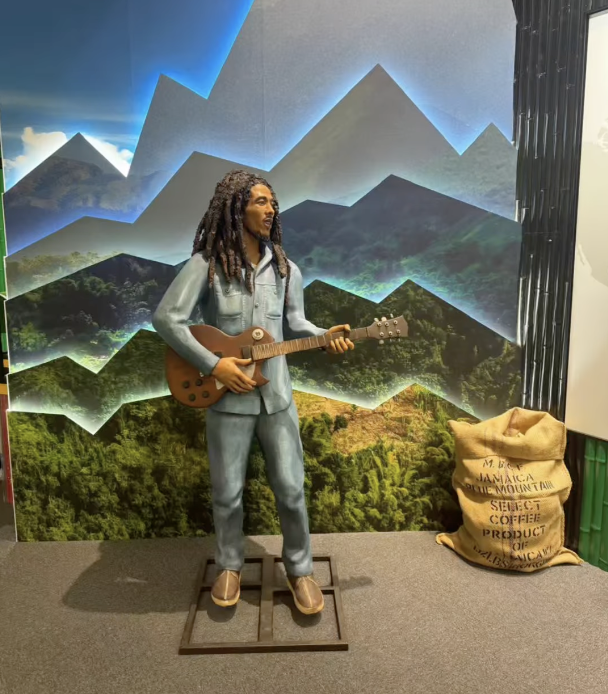 El pabellón cuenta con estatuas de Bob Marley y Usain Bolt.